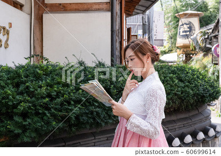 Holidays and tourism concept, group of smiling friends traveling in Seoul, Korea 288 60699614