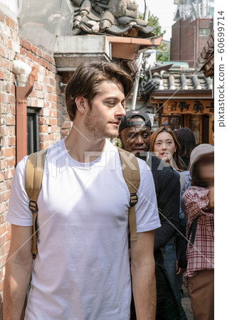 Holidays and tourism concept, group of smiling friends traveling in Seoul, Korea 209 60699714
