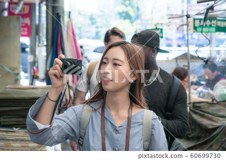 Holidays and tourism concept, group of smiling friends traveling in Seoul, Korea 194 60699730