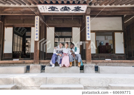 Holidays and tourism concept, group of smiling friends traveling in Seoul, Korea 222 60699771