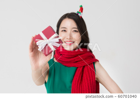 Happy single woman life, an attractive smiling woman holding shopping bags 180 Happy single woman life, an attractive smiling woman holding shopping bags 180 60701040