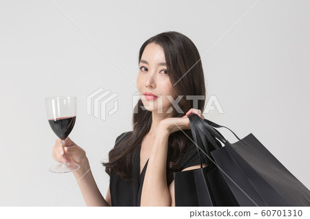 Happy single woman life, an attractive smiling woman holding shopping bags 070 60701310