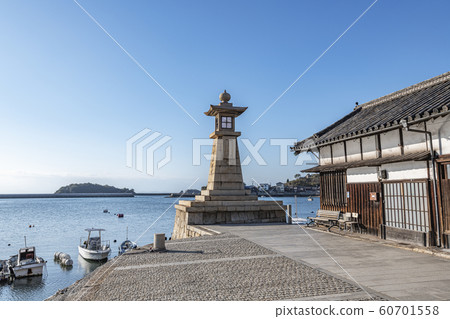 廣島縣福山市鞆之浦 鞆之浦的象徵性夜燈和周邊的街道景觀 60701558