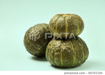 Autumn harvest time, fresh pumpkin and chestnut 141 Autumn harvest time, fresh pumpkin and chestnut 141 60701584