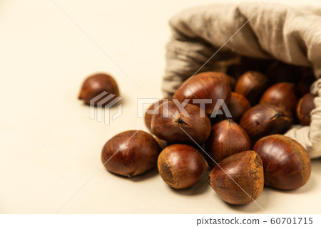 Autumn harvest time, fresh pumpkin and chestnut 036 Autumn harvest time, fresh pumpkin and chestnut 036 60701715