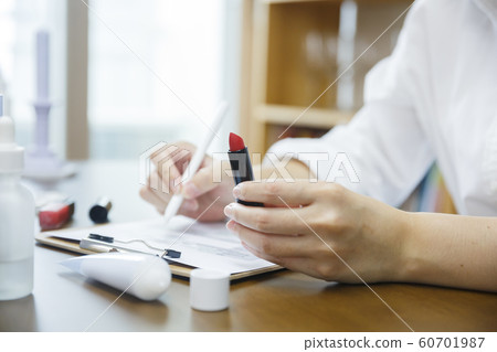 Close up of a lady hands, Daily life 216 60701987