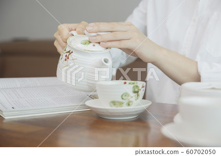 Close up of a lady hands, Daily life 116 60702050