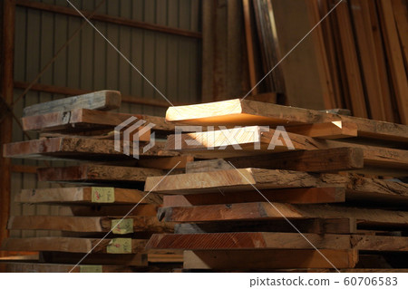 木材存放在木材倉庫 60706583