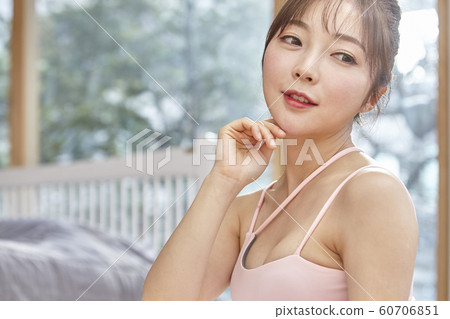 年輕女子，早晨，運動，健康，飲食，運動，臥室，房間，房子，美容 60706851
