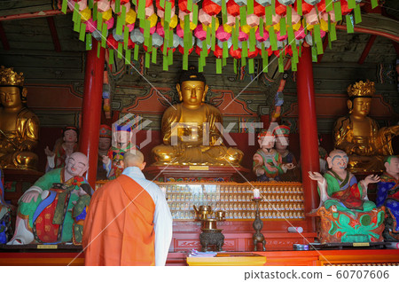 和尚在朝拜 和尚在朝拜 60707606