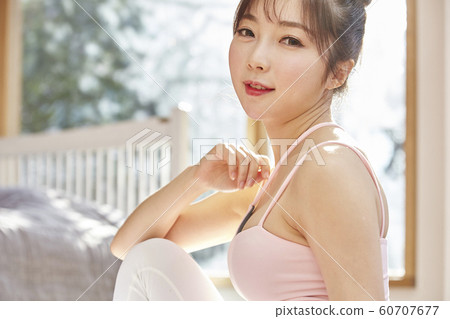 年輕女子,早晨,運動,健康,飲食,運動,臥室,房間,房子,美容 年輕女子,早晨,運動,健康,飲食,運動,臥室,房間,房子,美容 60707677