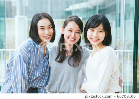 一組三個微笑的女人（近畿大學） 60709106