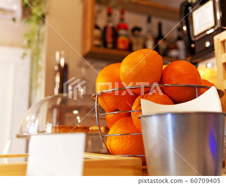 Oranges in a basket on a counter bar Oranges in a basket on a counter bar 60709405