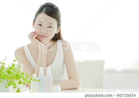 Young lady skin care 60710054