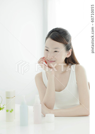 Young lady skin care 60710055
