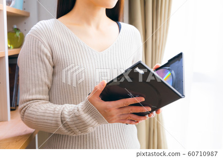 光盤盒的女人 60710987