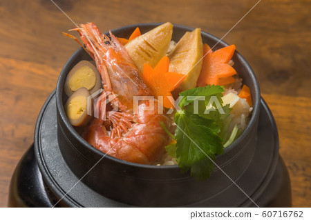 Kamome日本米飯在鐵鍋煮熟 60716762