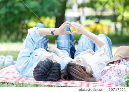 Picnic couple park date 60717921