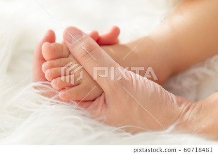 Baby's foot 60718481