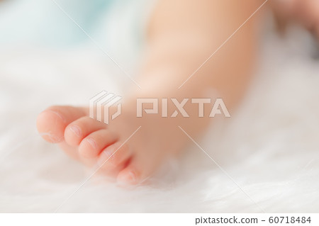Baby's foot 60718484