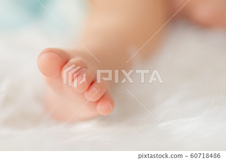 Baby's foot 60718486