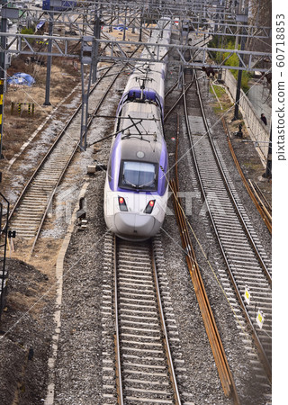 見面和離開，火車上留下許多故事和故事，平行線從未相遇， 60718853