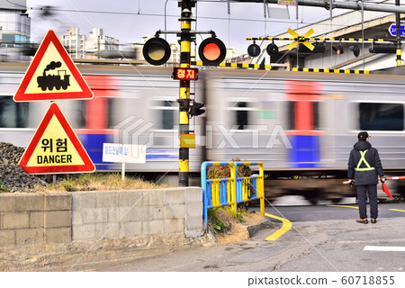A railroad crossing in Seoul, where trains leave with many stories and stories 60718855