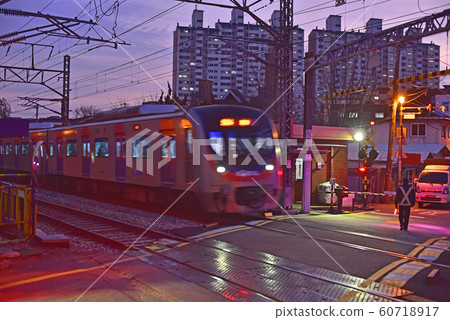 火車和鐵路道口的傍晚風光，有許多相遇和故事，故事和故事 60718917