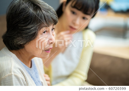 Parent and child Mother and child Senior female Middle female 2 60720399