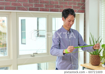 在房間裡鍛煉的男人 60721889