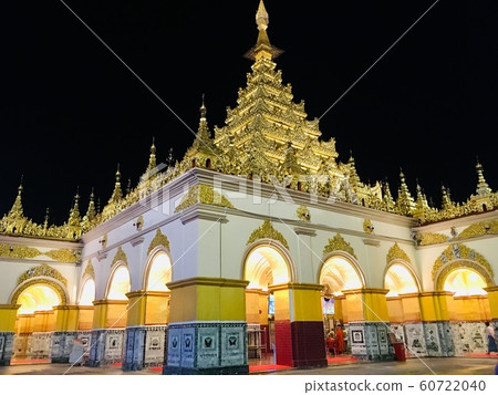 The golden architecture of Mahamuni temple in Mandalay city, Myanmar on night scene 60722040