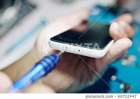 Repairman using pentalob screwdriver Repairman using pentalob screwdriver 60722447