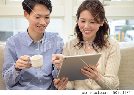 Young couple consulting in the room 60723175