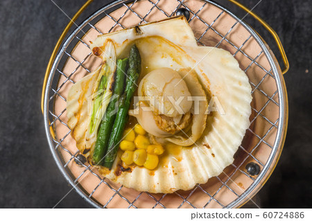Common fresh scallop butter grilled 60724886