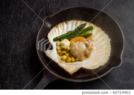 Common fresh scallop butter grilled 60724901