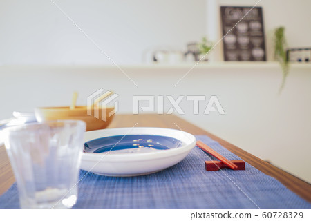 安排在一張木桌上的餐具 安排在一張木桌上的餐具 60728329