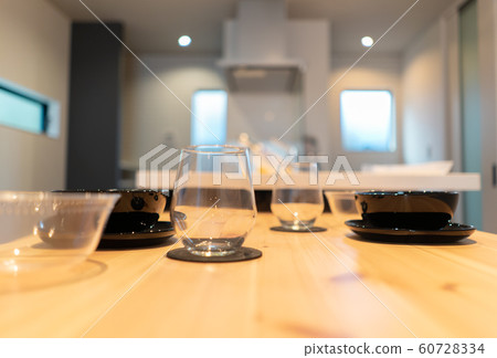 安排在一張木桌上的餐具 安排在一張木桌上的餐具 60728334