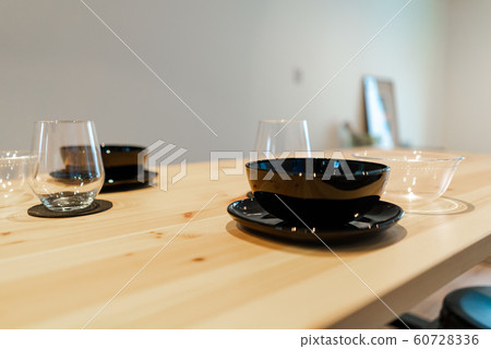 安排在一張木桌上的餐具 安排在一張木桌上的餐具 60728336
