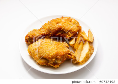 什錦的炸雞和炸薯條。 （白板/白色背景） 60732498