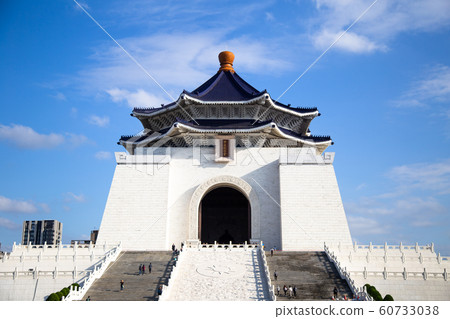 從正面拍攝的中正紀念堂大樓 - 有復制空間 60733038