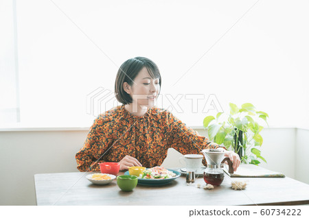 Breakfast women lifestyle 60734222