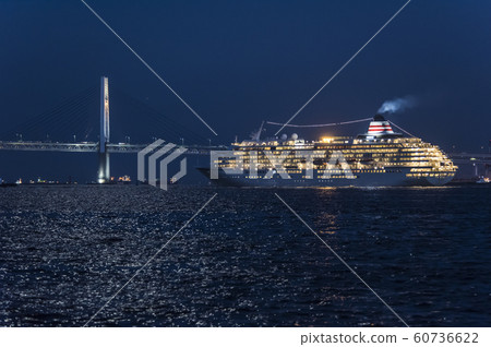 離開橫濱港大橋的客船 60736622