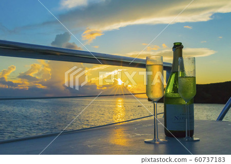 Marine cruise champagne 60737183
