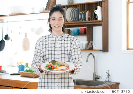 女性用餐用餐廚房 女性用餐用餐廚房 60743780