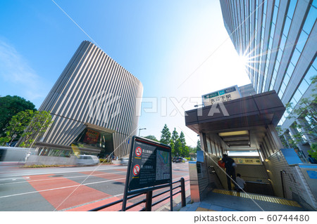 俯瞰九段下車站和昭和館的日本東京城市景觀 60744480