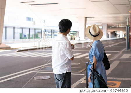 旅行機場巴士站等待夫婦海外旅行 照片素材 圖片 圖庫