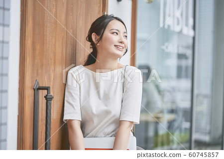 婦女進入商店 60745857