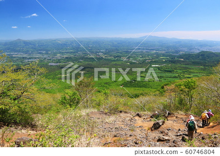 岩手山步道,弘前山和神聖的峰H池峰的春景遠眺 岩手山步道,弘前山和神聖的峰H池峰的春景遠眺 60746804
