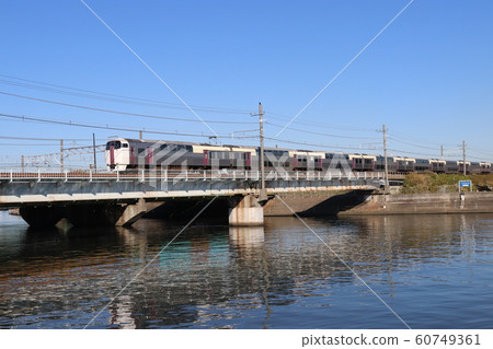 橫濱鶴見區鶴見河215系列2層火車 60749361