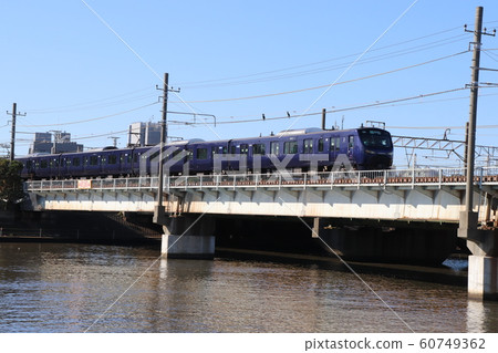 橫濱JR鶴見區的Sotetsu 12000系列火車 60749362